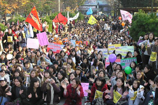 동덕여대 총학생회와 교수협의회 등은 18일 오후 1000여명이 참가한 가운데 서울 종묘공원에서 동덕인 결의대회를 열고 재단 퇴진과 관선이사 파견 등을 요구했다 